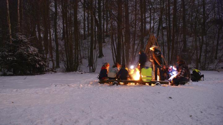 spejdere ved lejrbål - vinter